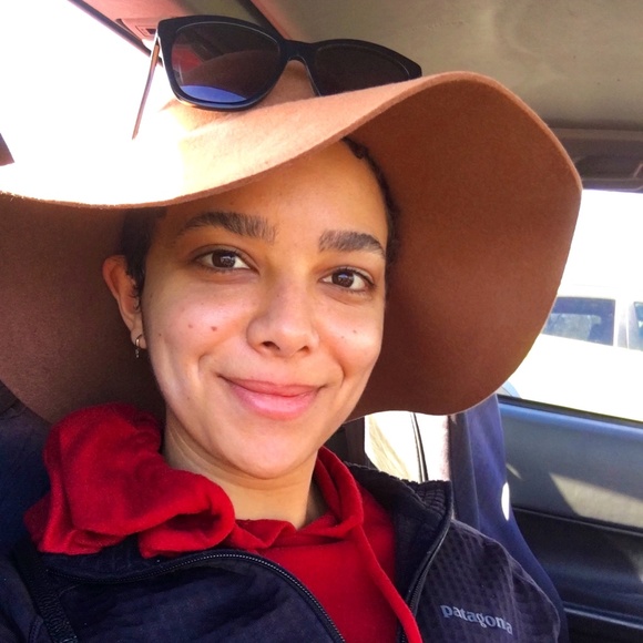 Meet your Posher, Taylor - Picture 1 of 1